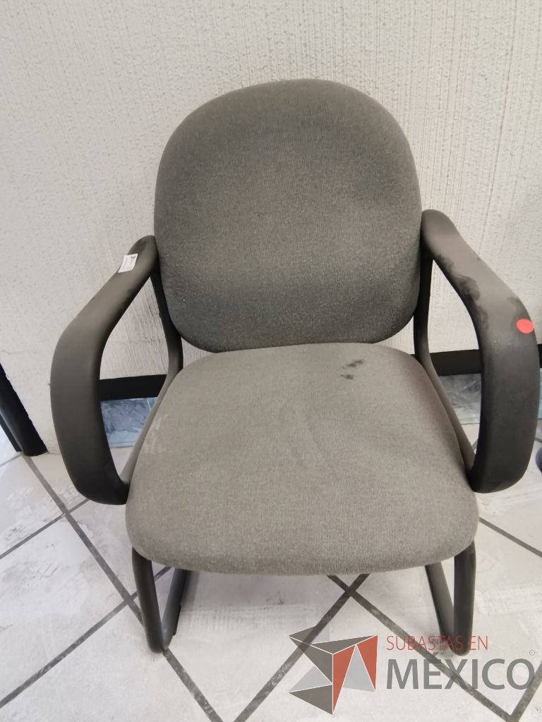 Lote 003 - 10 Sillas tipo trineo con descansabrazos fijos asiento y respaldo en tela gris - Imagen 2