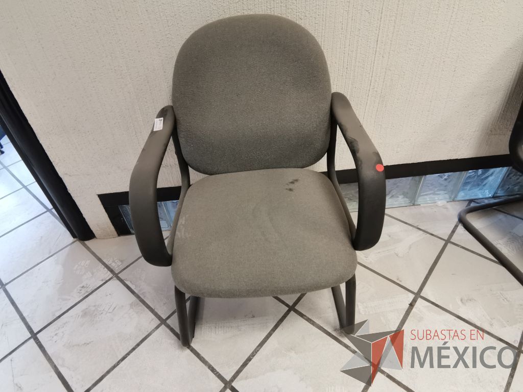 Lote 008 - 11 Sillas tipo trineo con descansabrazos fijos asiento y respaldo en tela gris