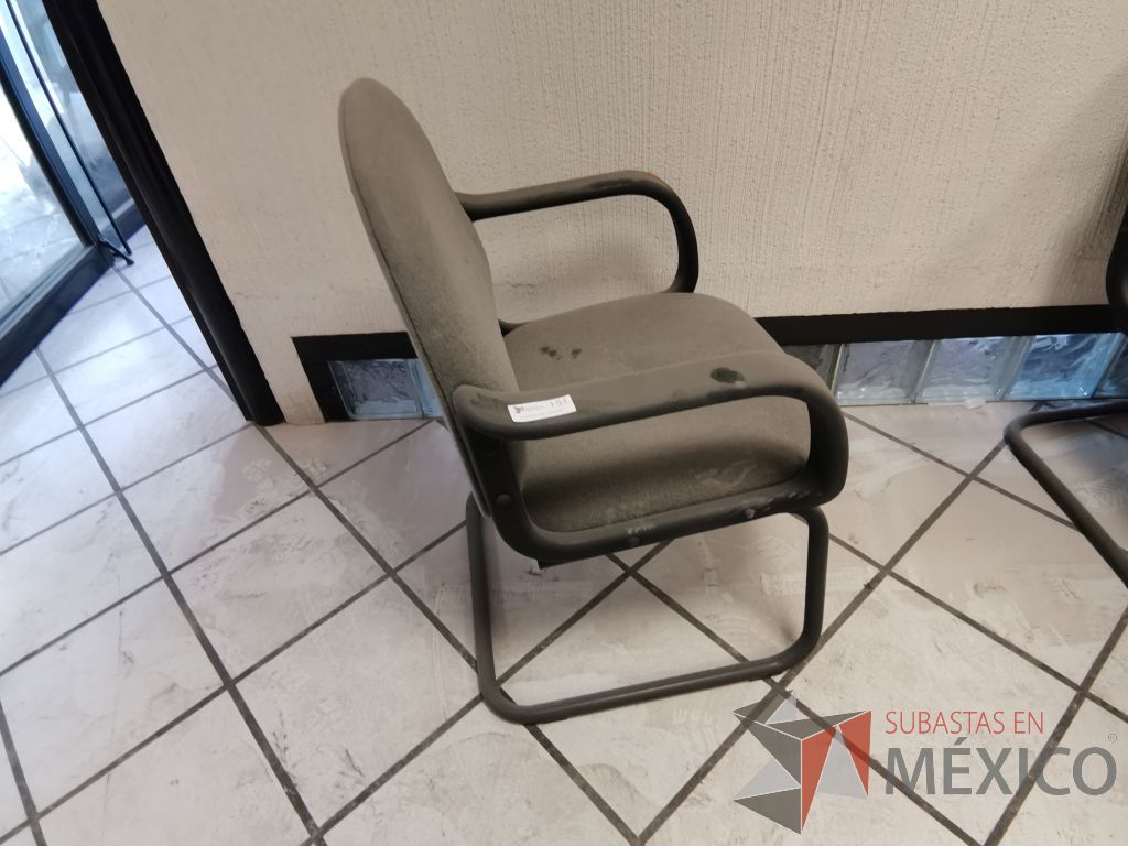 Lote 008 - 11 Sillas tipo trineo con descansabrazos fijos asiento y respaldo en tela gris - Imagen 3