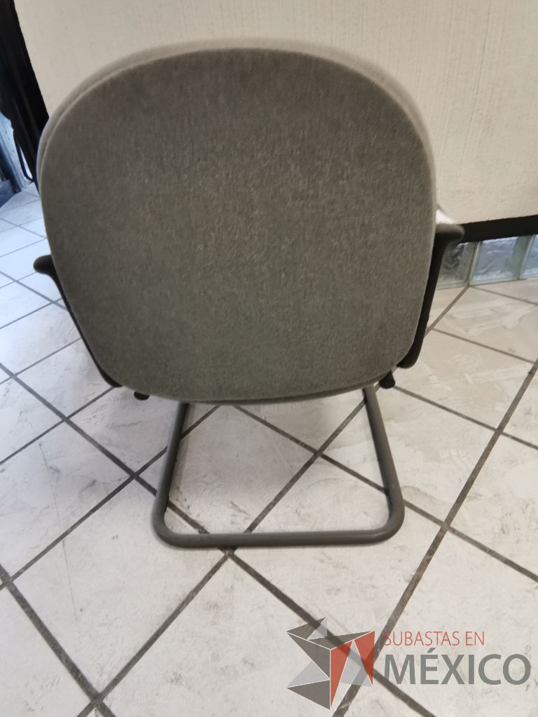 Lote 008 - 11 Sillas tipo trineo con descansabrazos fijos asiento y respaldo en tela gris - Imagen 4