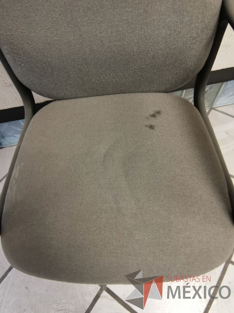Lote 003 - 10 Sillas tipo trineo con descansabrazos fijos asiento y respaldo en tela gris - Imagen 5