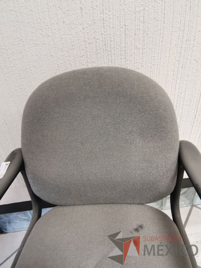 Lote 008 - 11 Sillas tipo trineo con descansabrazos fijos asiento y respaldo en tela gris - Imagen 6