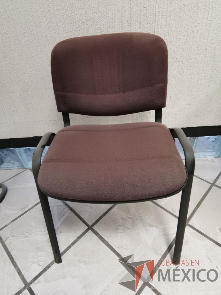Lote 087 - Silla de visita, asiento y respaldo en tela color vino - Imagen 2