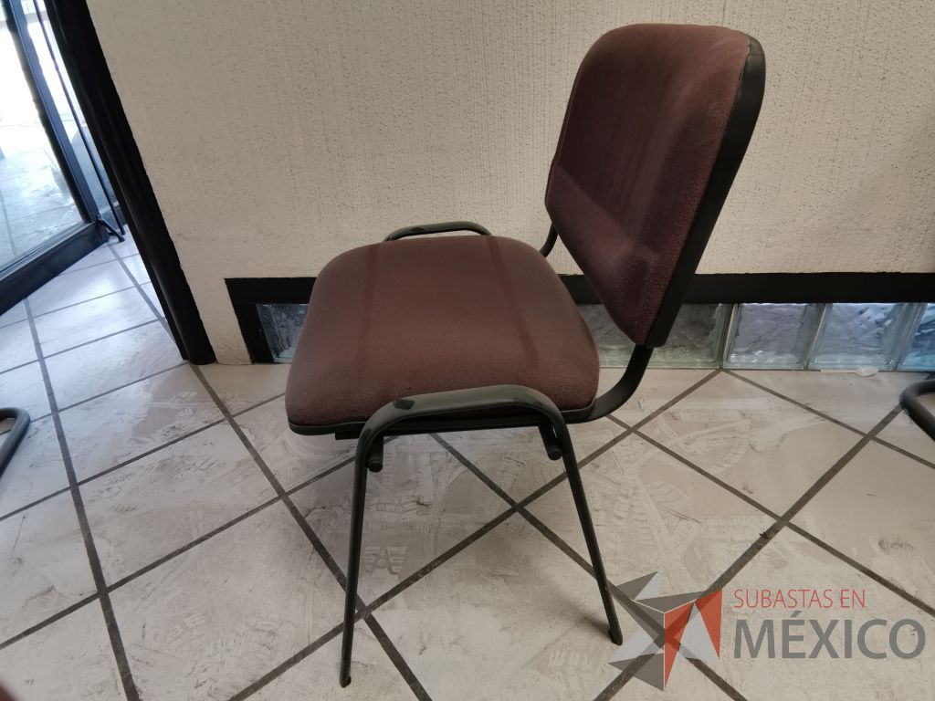 Lote 087 - Silla de visita, asiento y respaldo en tela color vino - Imagen 5