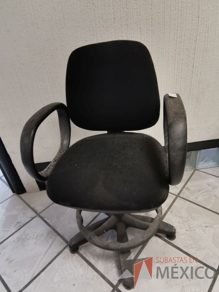 Lote 088 - Silla secretarial con ruedas, descansabrazos fijo, asiento y respaldo en tela color negro