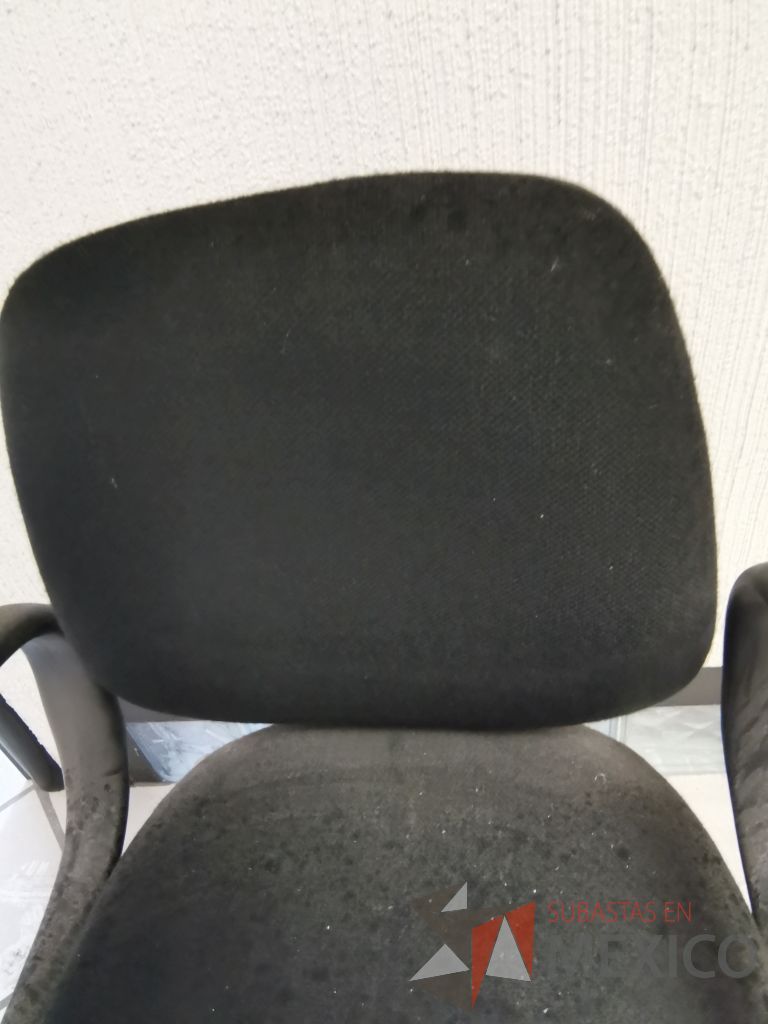 Lote 088 - Silla secretarial con ruedas, descansabrazos fijo, asiento y respaldo en tela color negro - Imagen 6