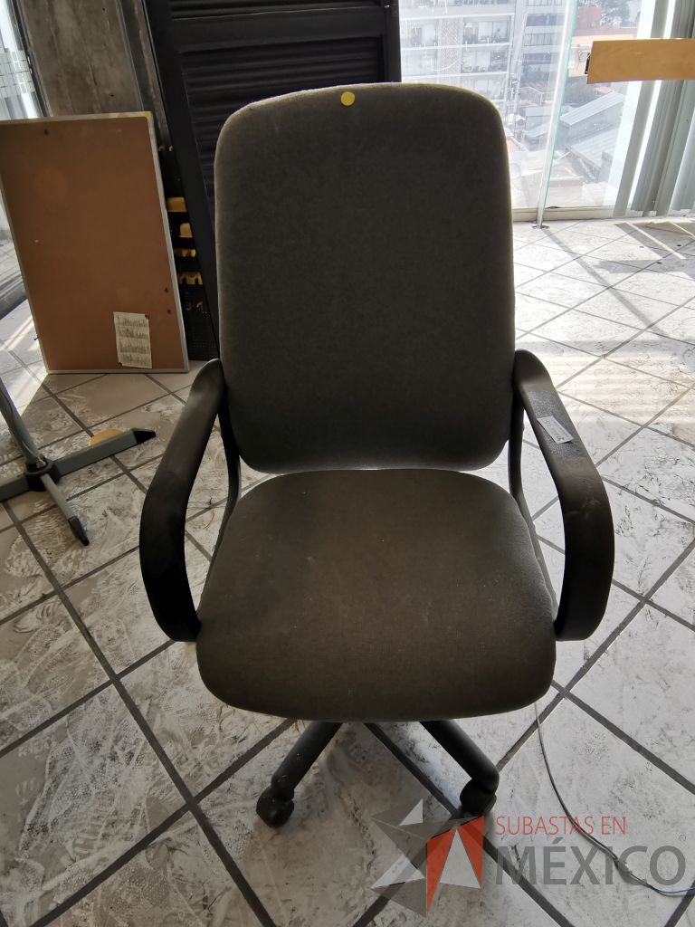 Lote 155 - Silla operativa con asiento y respaldo en tela color gris, descanzabrasos fijo