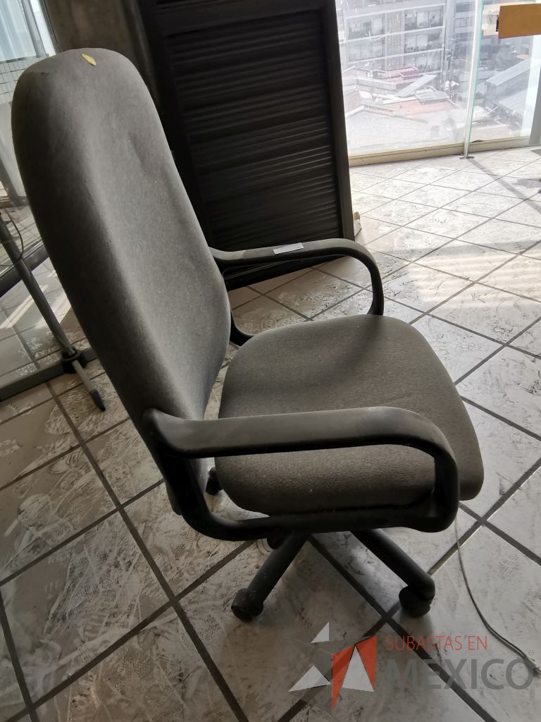 Lote 155 - Silla operativa con asiento y respaldo en tela color gris, descanzabrasos fijo - Imagen 2
