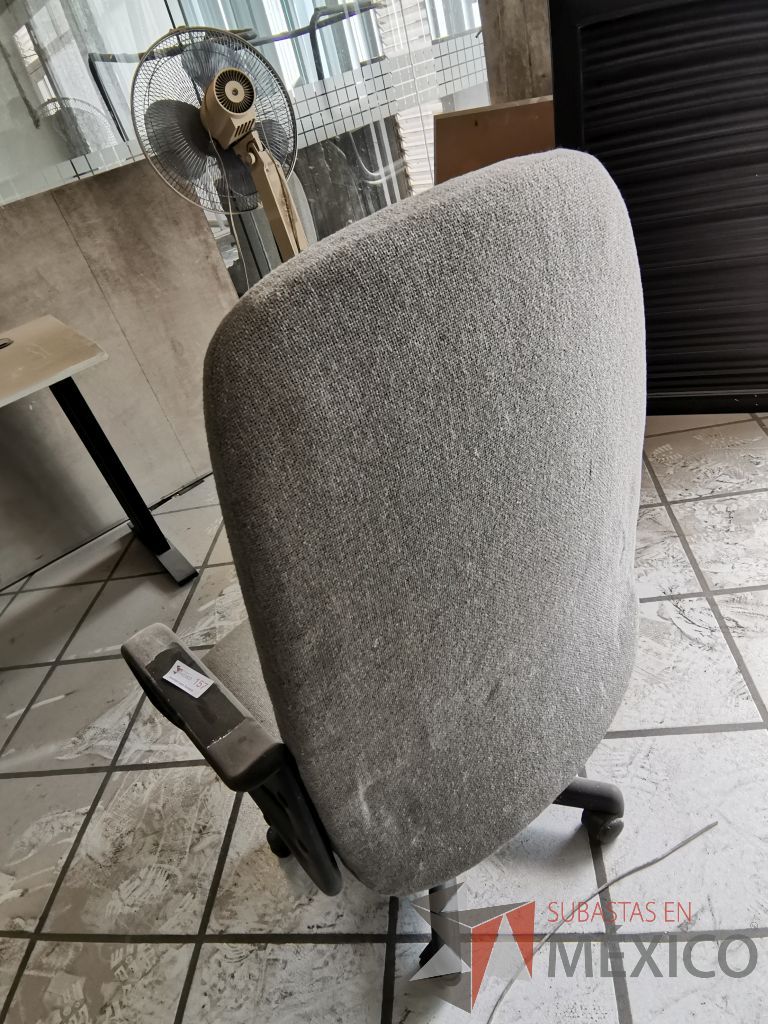 Lote 155 - Silla operativa con asiento y respaldo en tela color gris, descanzabrasos fijo - Imagen 4