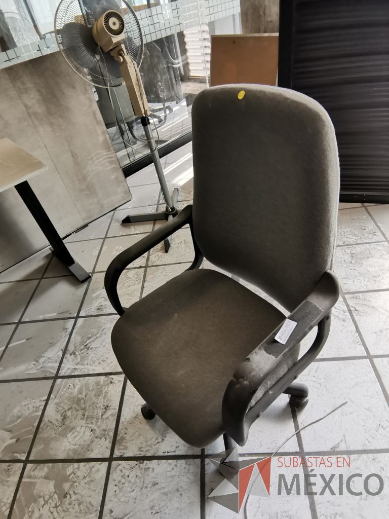 Lote 155 - Silla operativa con asiento y respaldo en tela color gris, descanzabrasos fijo - Imagen 5