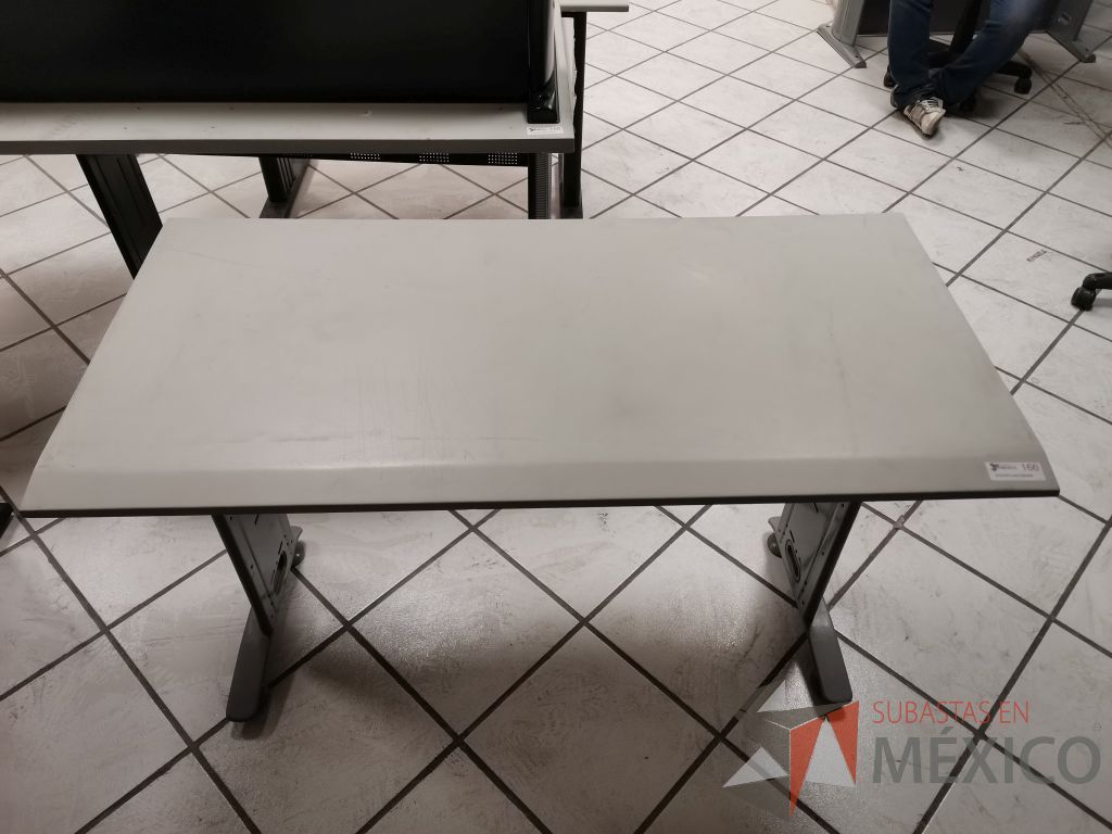 Lote 051 - Escritorio con estructura metálica gris y cubierta color gris
