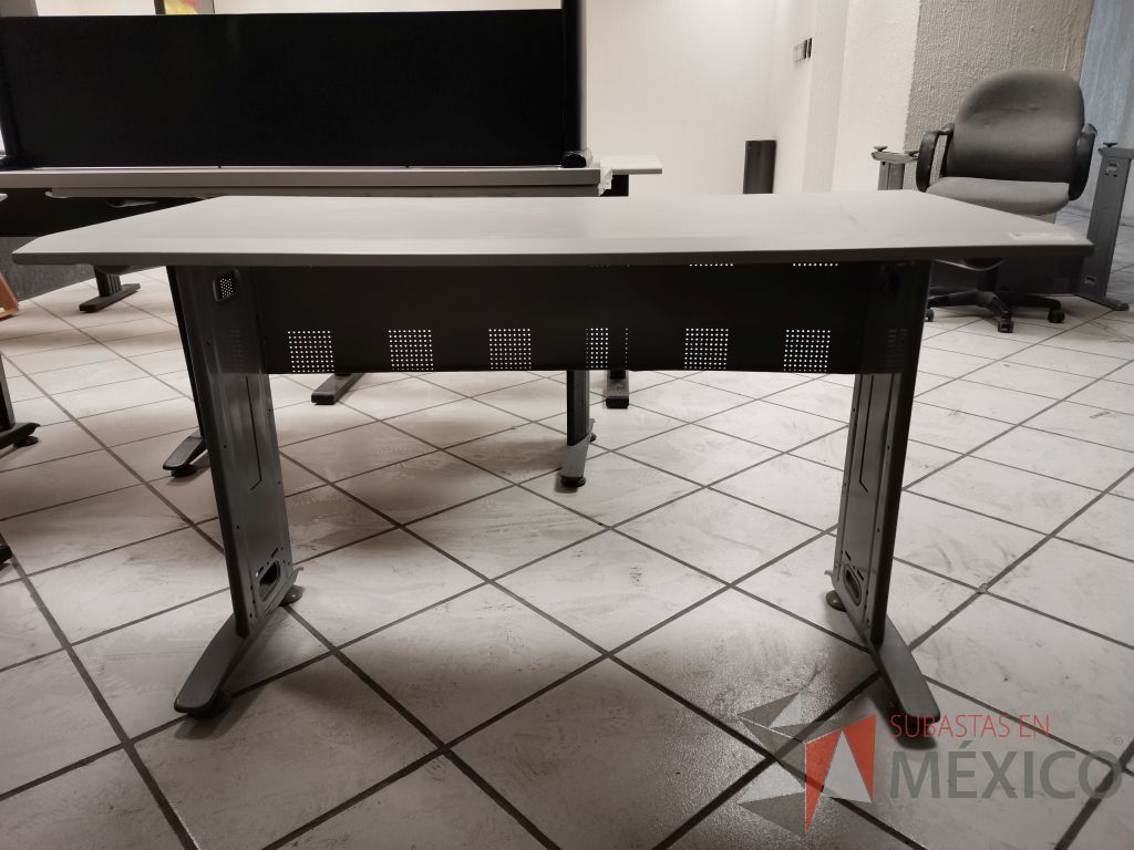 Lote 051 - Escritorio con estructura metálica gris y cubierta color gris - Imagen 2
