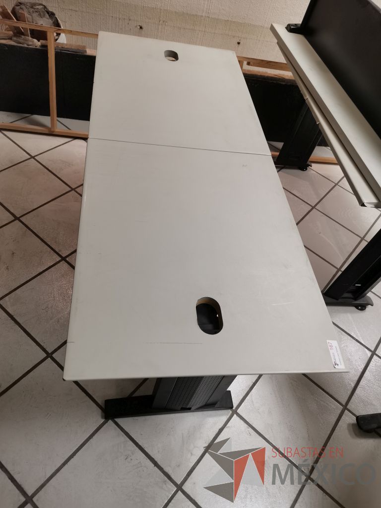 Lote 052 - Escritorio en dos secciones con estructura metálica negra, cubierta color gris y orificios recubiertos para cables - Imagen 2