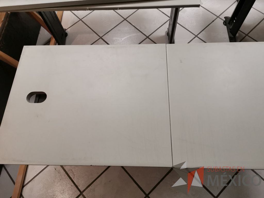 Lote 052 - Escritorio en dos secciones con estructura metálica negra, cubierta color gris y orificios recubiertos para cables - Imagen 5