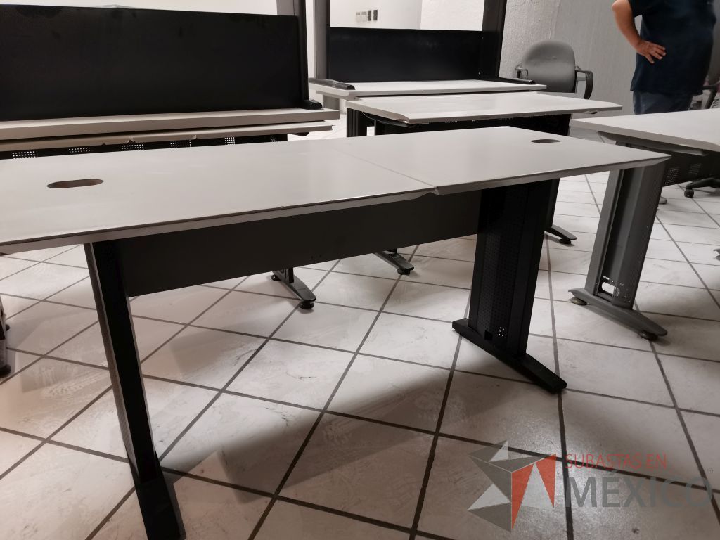 Lote 052 - Escritorio en dos secciones con estructura metálica negra, cubierta color gris y orificios recubiertos para cables - Imagen 7
