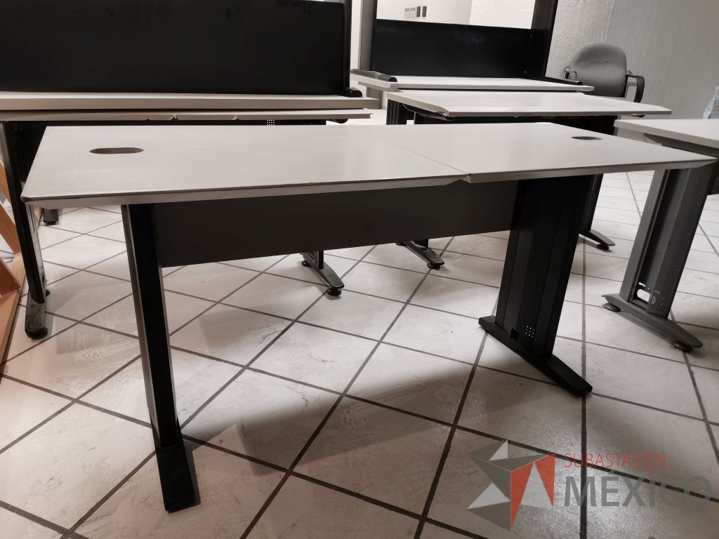 Lote 052 - Escritorio en dos secciones con estructura metálica negra, cubierta color gris y orificios recubiertos para cables - Imagen 8