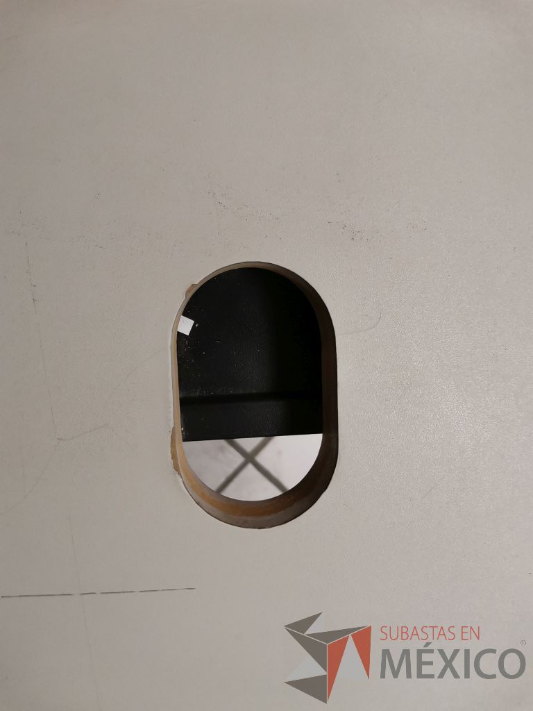 Lote 052 - Escritorio en dos secciones con estructura metálica negra, cubierta color gris y orificios recubiertos para cables - Imagen 9