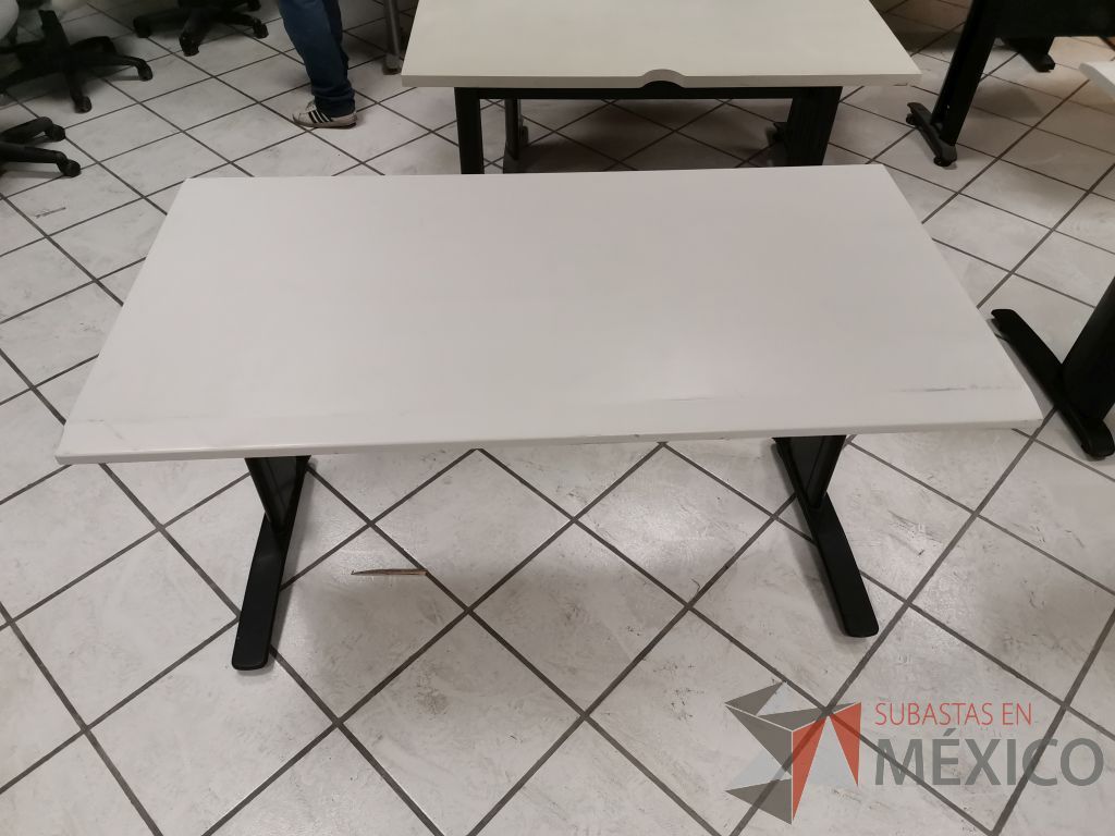 Lote 053 - 2 Escritorios con estructura metálica negra y cubierta color gris