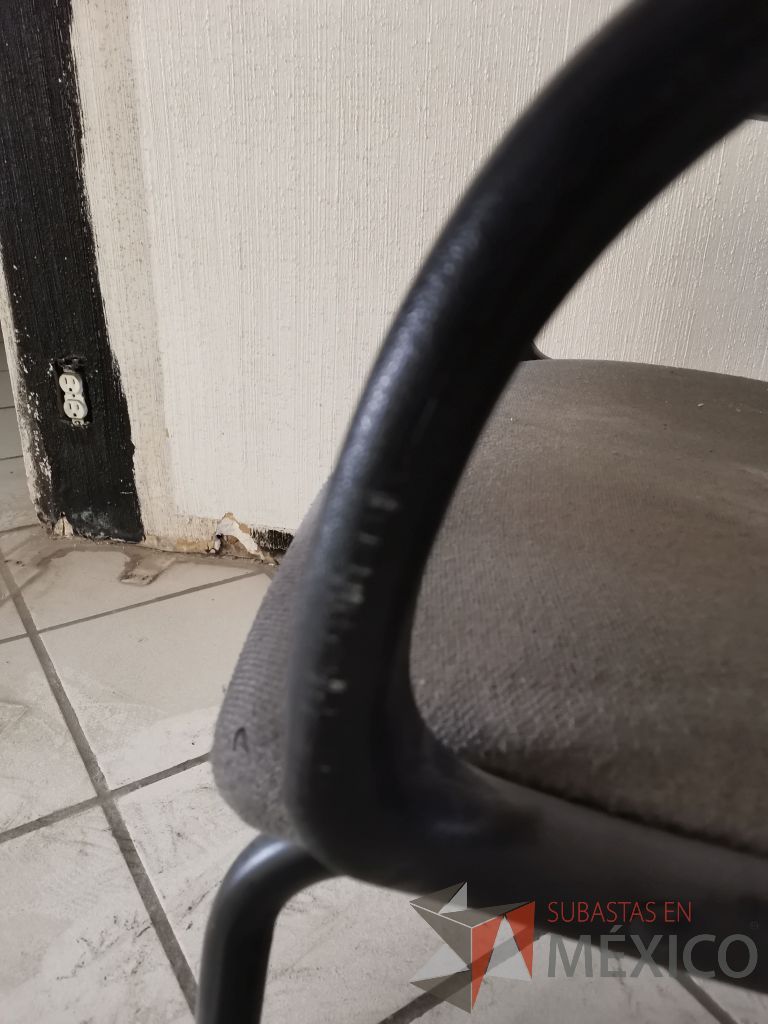 Lote 055 - 7 Sillas tipo trineo con descansabrazos fijos asiento y respaldo en tela gris - Imagen 5
