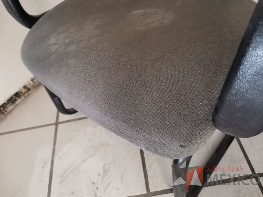 Lote 055 - 7 Sillas tipo trineo con descansabrazos fijos asiento y respaldo en tela gris - Imagen 6