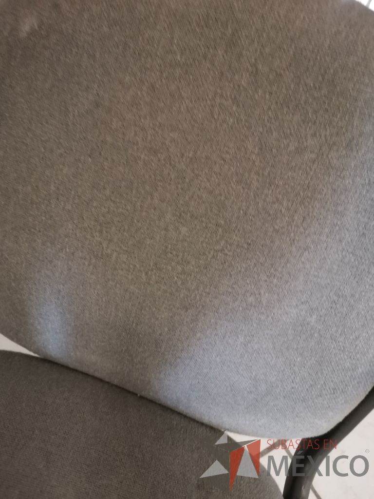 Lote 055 - 7 Sillas tipo trineo con descansabrazos fijos asiento y respaldo en tela gris - Imagen 7