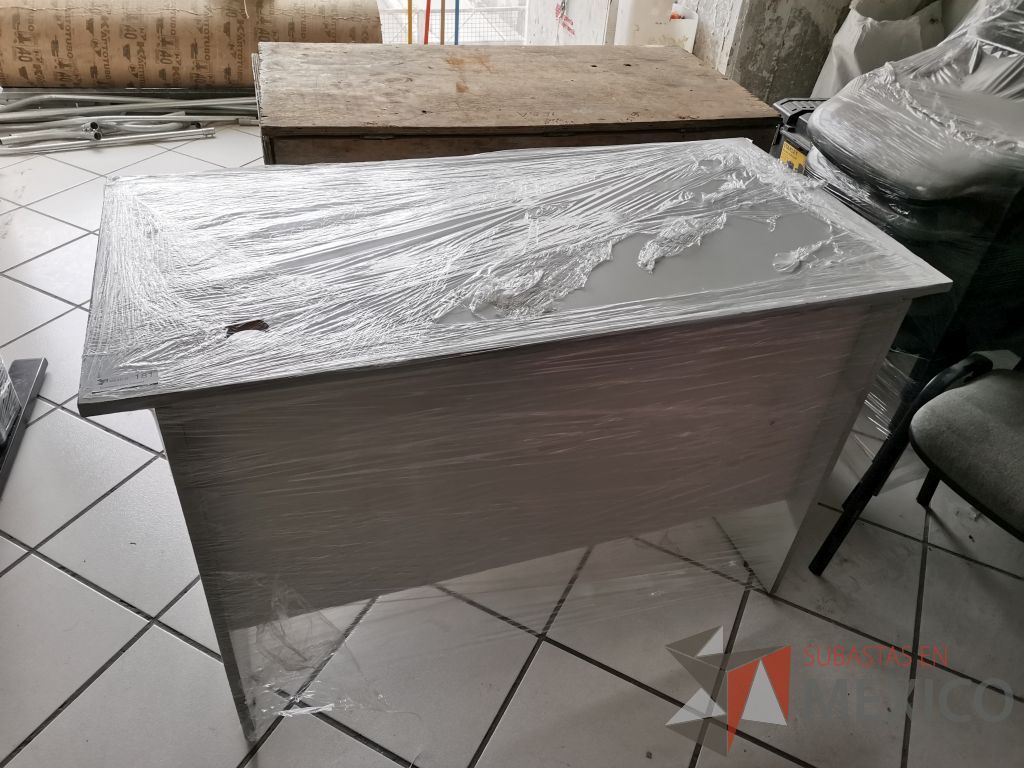 Lote 033 - Escritorio con estructura metálica color gris y cubierta color gris