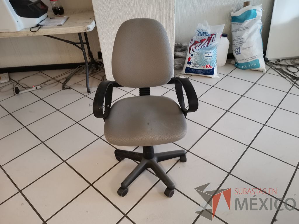 Lote 032 - Silla secretarial con ruedas, descanzabrasos fijo, asiento y respaldo en tela color gris