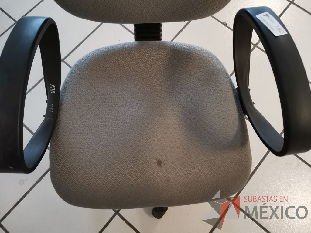 Lote 032 - Silla secretarial con ruedas, descanzabrasos fijo, asiento y respaldo en tela color gris - Imagen 5