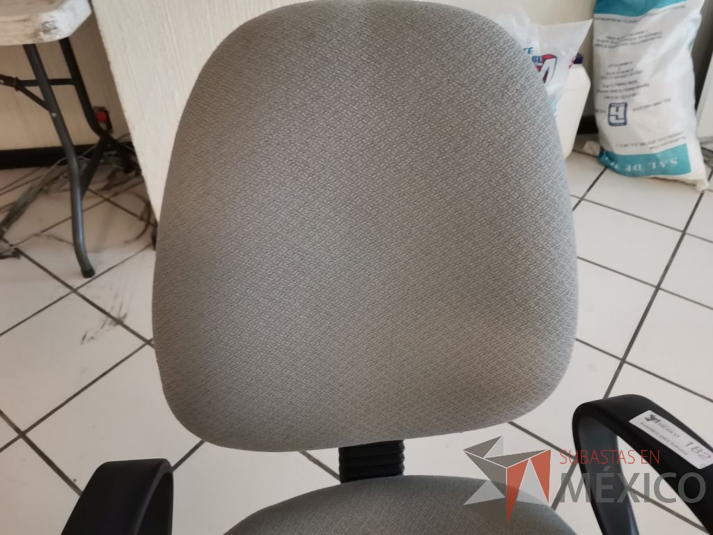 Lote 032 - Silla secretarial con ruedas, descanzabrasos fijo, asiento y respaldo en tela color gris - Imagen 6