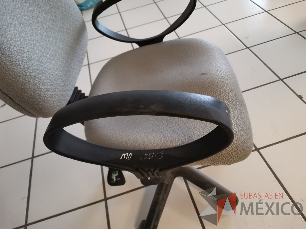 Lote 032 - Silla secretarial con ruedas, descanzabrasos fijo, asiento y respaldo en tela color gris - Imagen 7