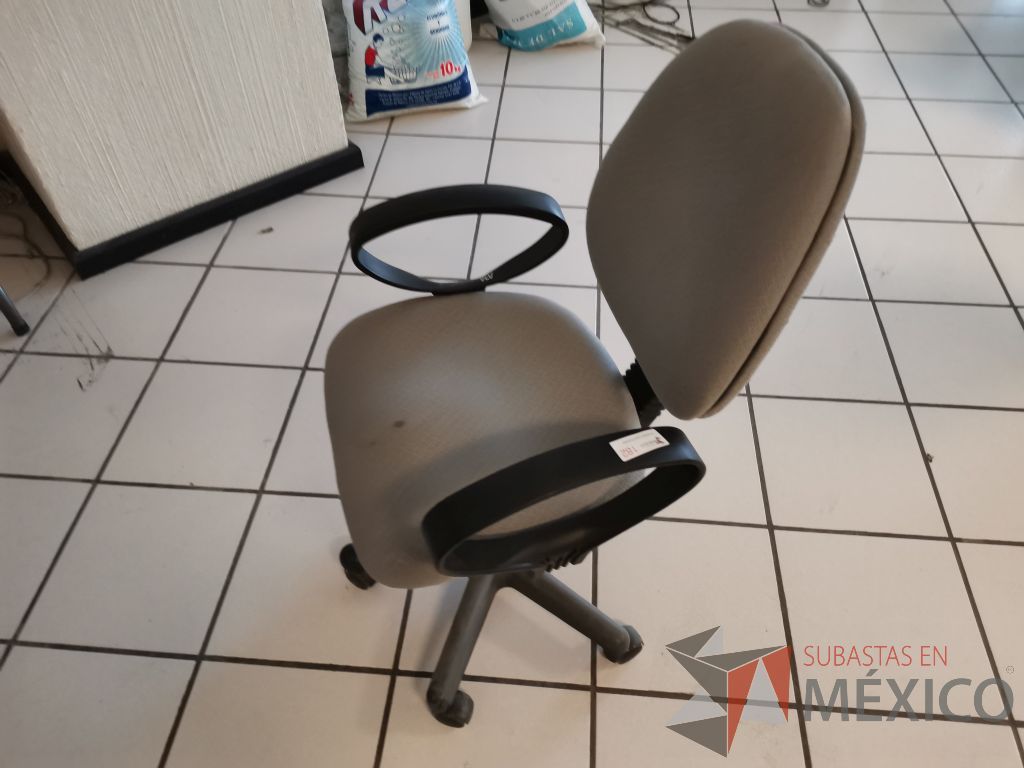 Lote 032 - Silla secretarial con ruedas, descanzabrasos fijo, asiento y respaldo en tela color gris - Imagen 8