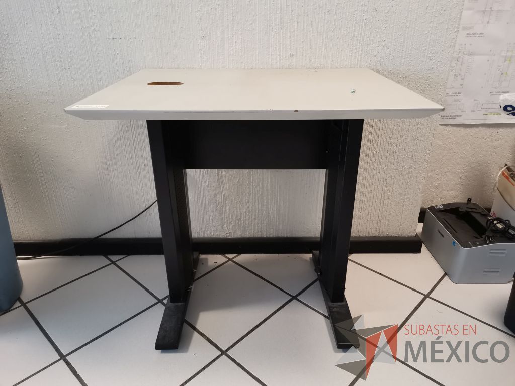 Lote 029 - Mesa de apoyo con estructura metálica color negro y cubierta color gris - Imagen 2