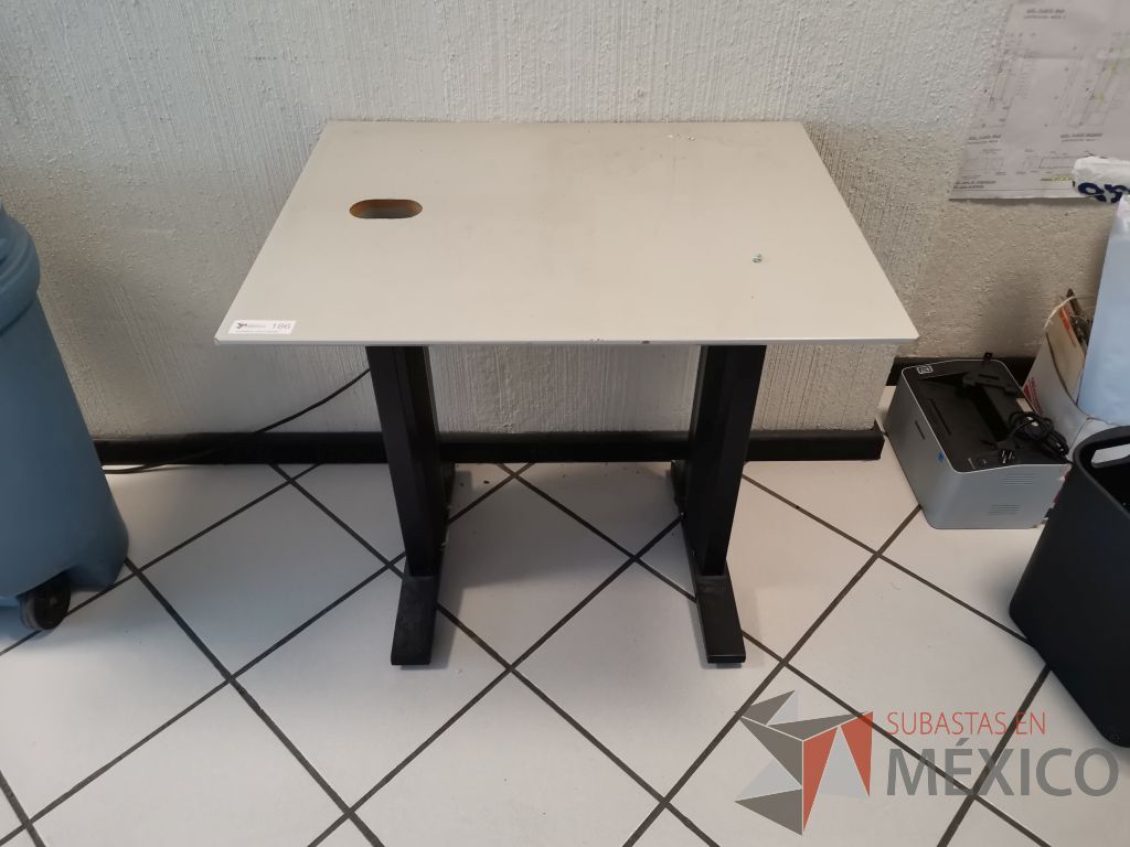 Lote 029 - Mesa de apoyo con estructura metálica color negro y cubierta color gris