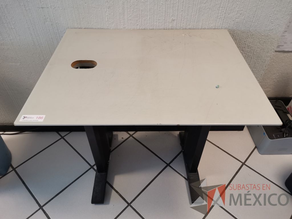 Lote 029 - Mesa de apoyo con estructura metálica color negro y cubierta color gris - Imagen 3