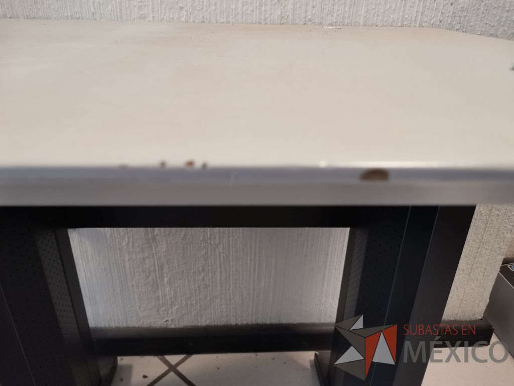 Lote 029 - Mesa de apoyo con estructura metálica color negro y cubierta color gris - Imagen 4