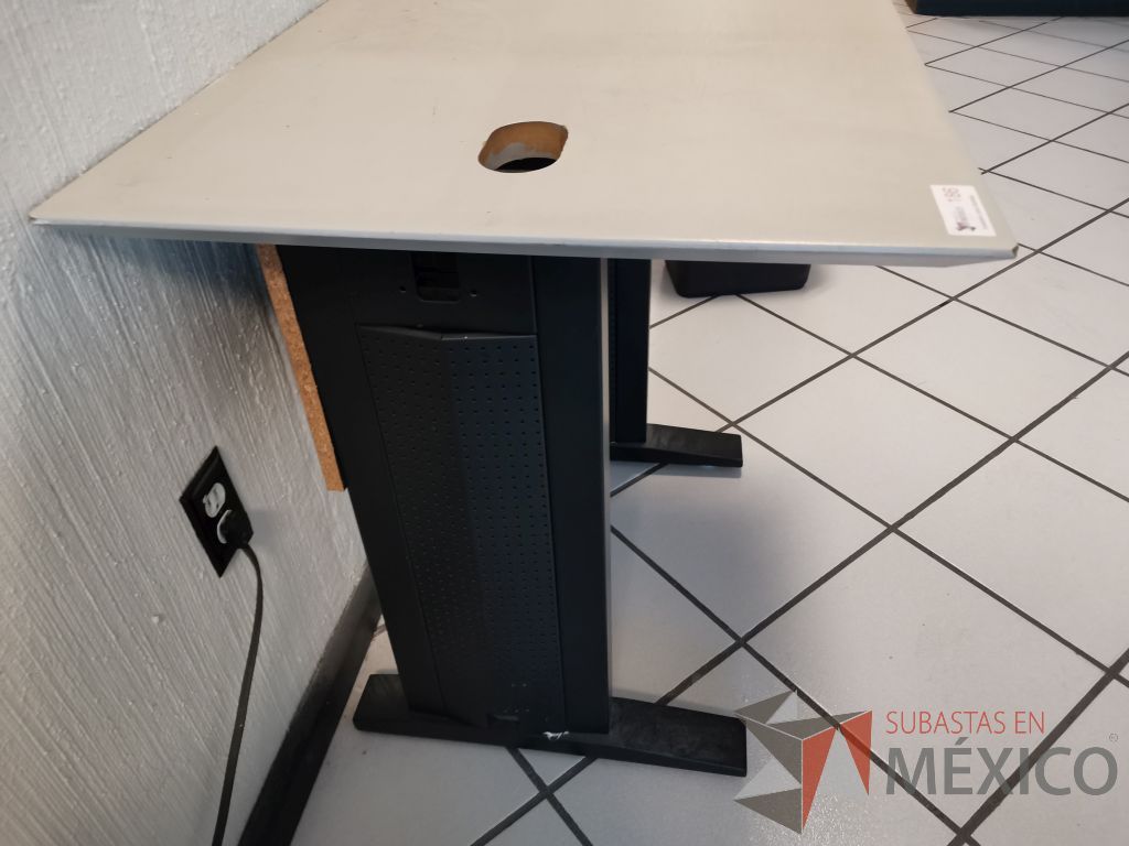 Lote 029 - Mesa de apoyo con estructura metálica color negro y cubierta color gris - Imagen 6
