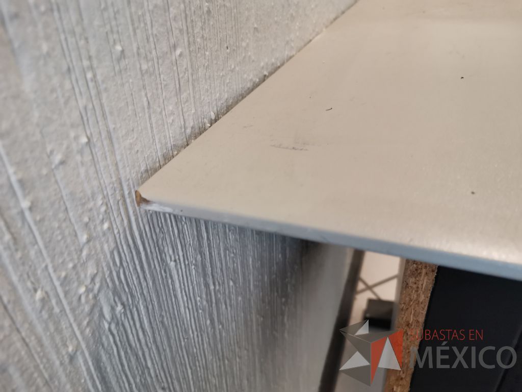 Lote 029 - Mesa de apoyo con estructura metálica color negro y cubierta color gris - Imagen 7
