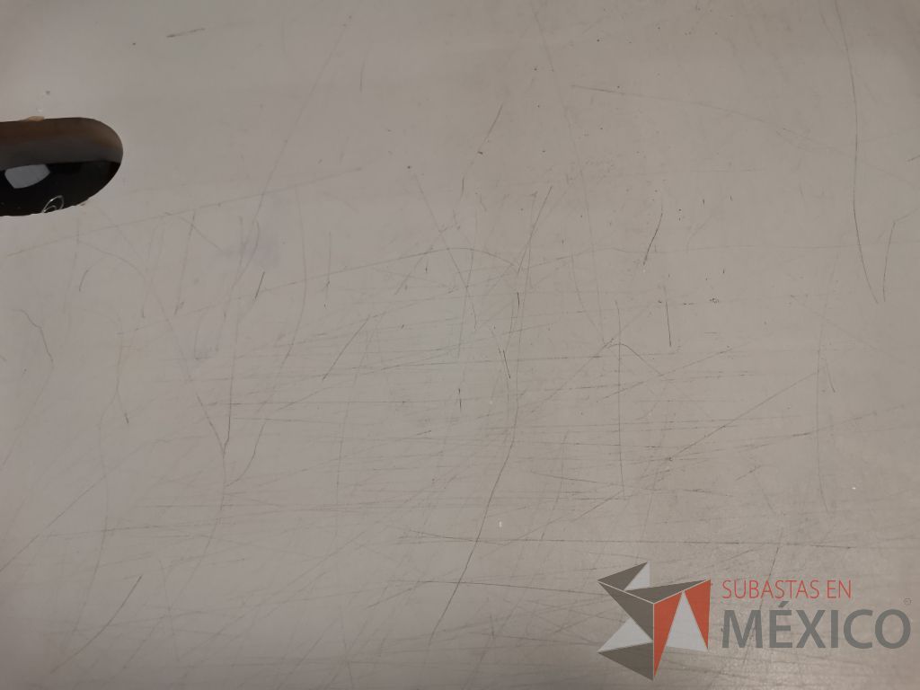 Lote 029 - Mesa de apoyo con estructura metálica color negro y cubierta color gris - Imagen 8