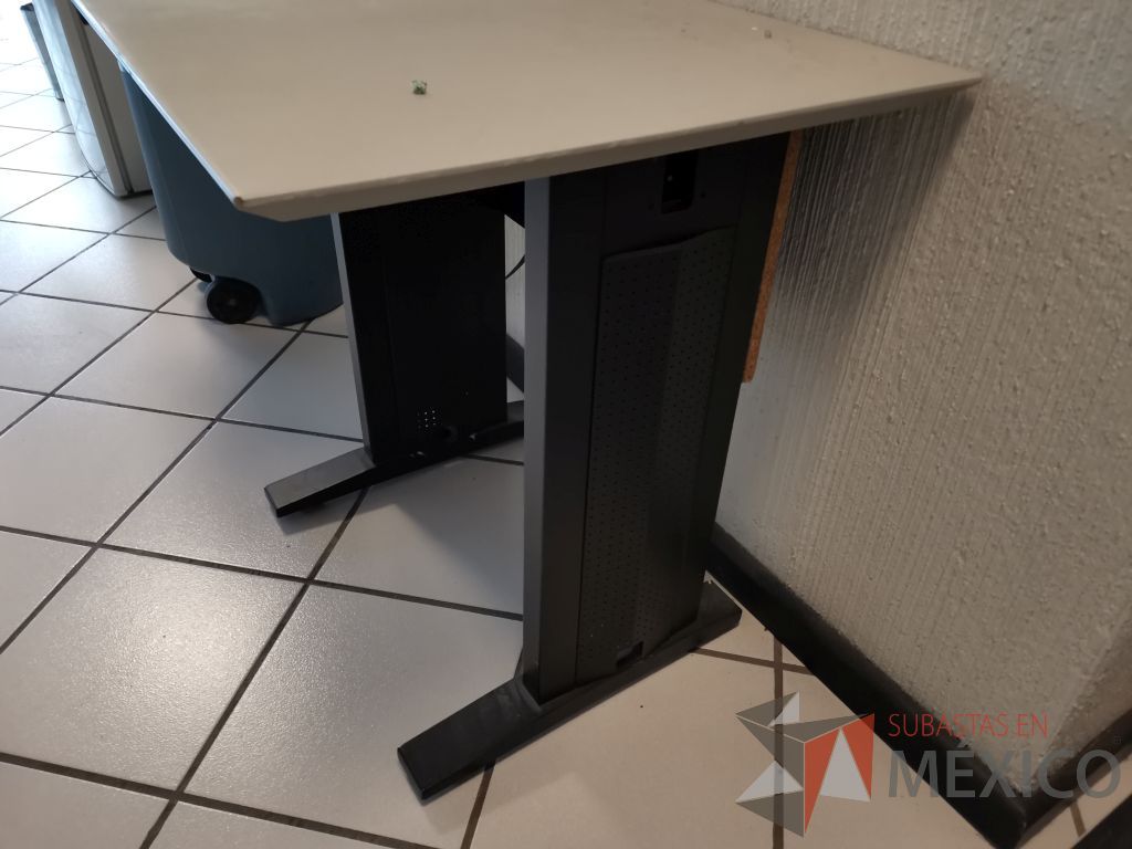 Lote 029 - Mesa de apoyo con estructura metálica color negro y cubierta color gris - Imagen 10
