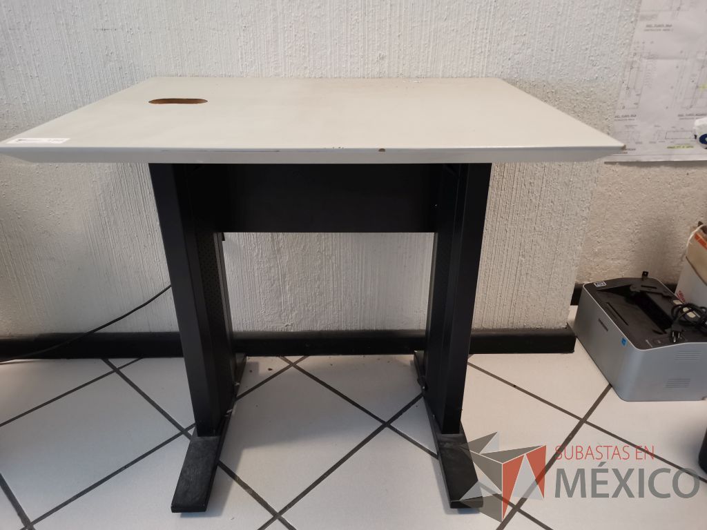 Lote 029 - Mesa de apoyo con estructura metálica color negro y cubierta color gris - Imagen 11