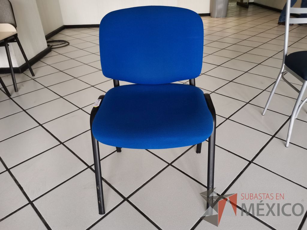 Lote 027 - 4 Sillas de visita con asiento y respaldo en tela color azul - Imagen 2