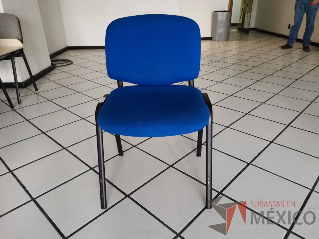 Lote 027 - 4 Sillas de visita con asiento y respaldo en tela color azul
