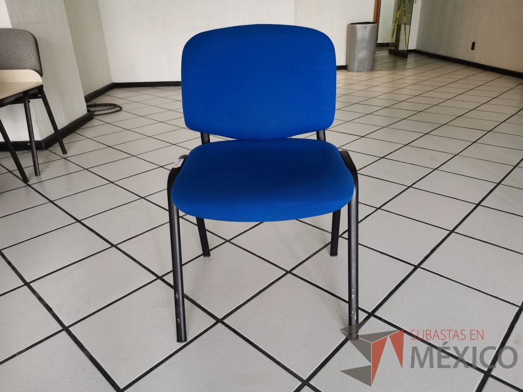 Lote 027 - 4 Sillas de visita con asiento y respaldo en tela color azul - Imagen 3
