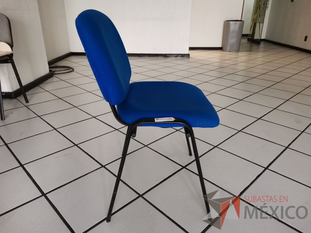 Lote 027 - 4 Sillas de visita con asiento y respaldo en tela color azul - Imagen 4