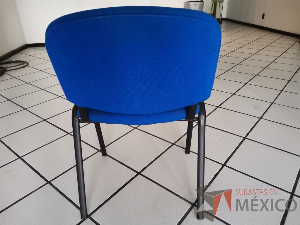 Lote 027 - 4 Sillas de visita con asiento y respaldo en tela color azul - Imagen 5