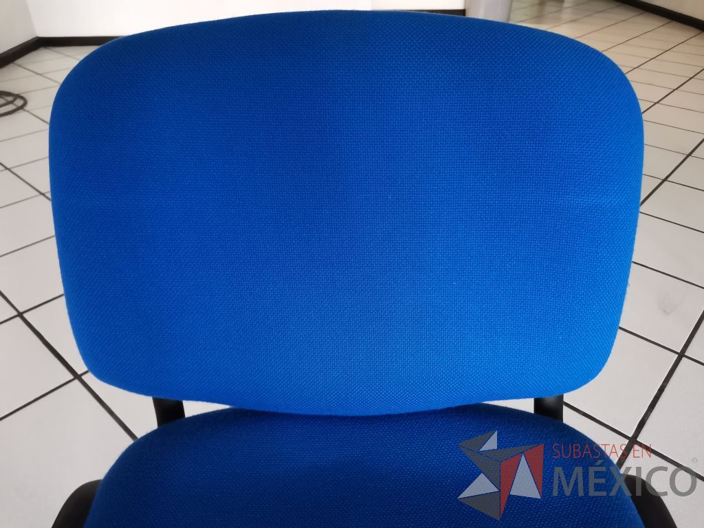 Lote 027 - 4 Sillas de visita con asiento y respaldo en tela color azul - Imagen 8