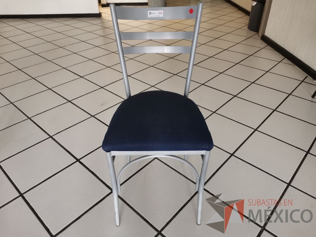 Lote 026 - 10 Sillas de comedor con estructura metálica color gris y asiento en tela color azul - Imagen 2