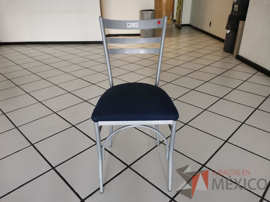 Lote 026 - 10 Sillas de comedor con estructura metálica color gris y asiento en tela color azul