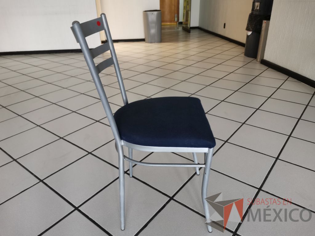Lote 026 - 10 Sillas de comedor con estructura metálica color gris y asiento en tela color azul - Imagen 3
