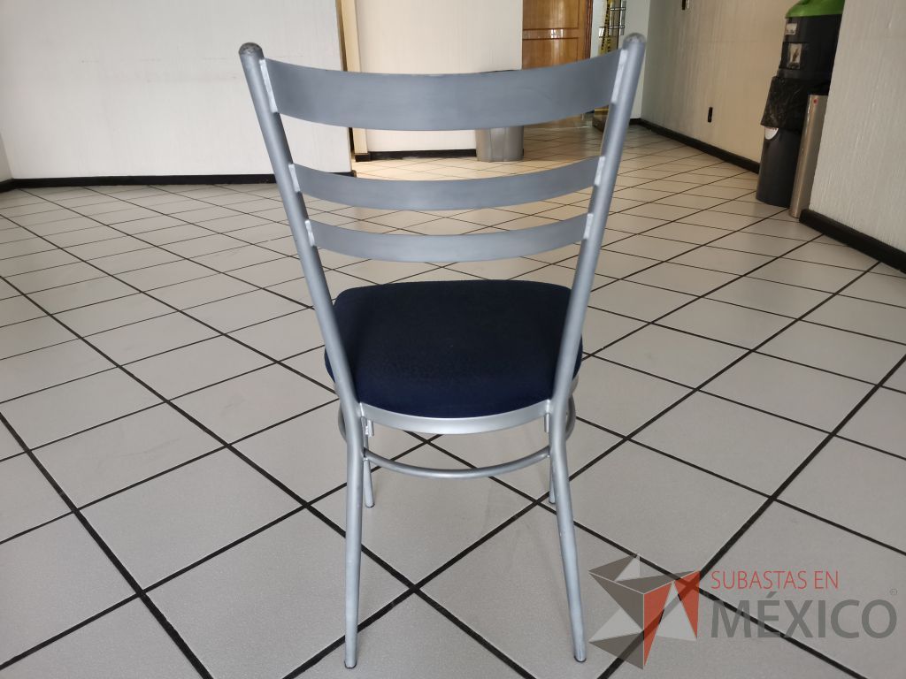 Lote 026 - 10 Sillas de comedor con estructura metálica color gris y asiento en tela color azul - Imagen 4